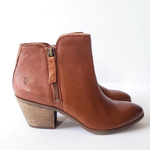 Frye Shoes - NEW Frye Judith Double Zip Bootie Ankle Cognac 9